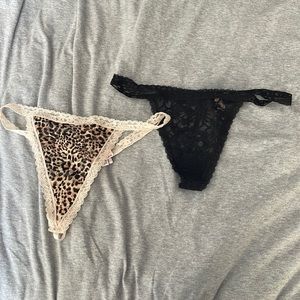 Victoria’s Secret V-String underwear size M. 2 pairs.